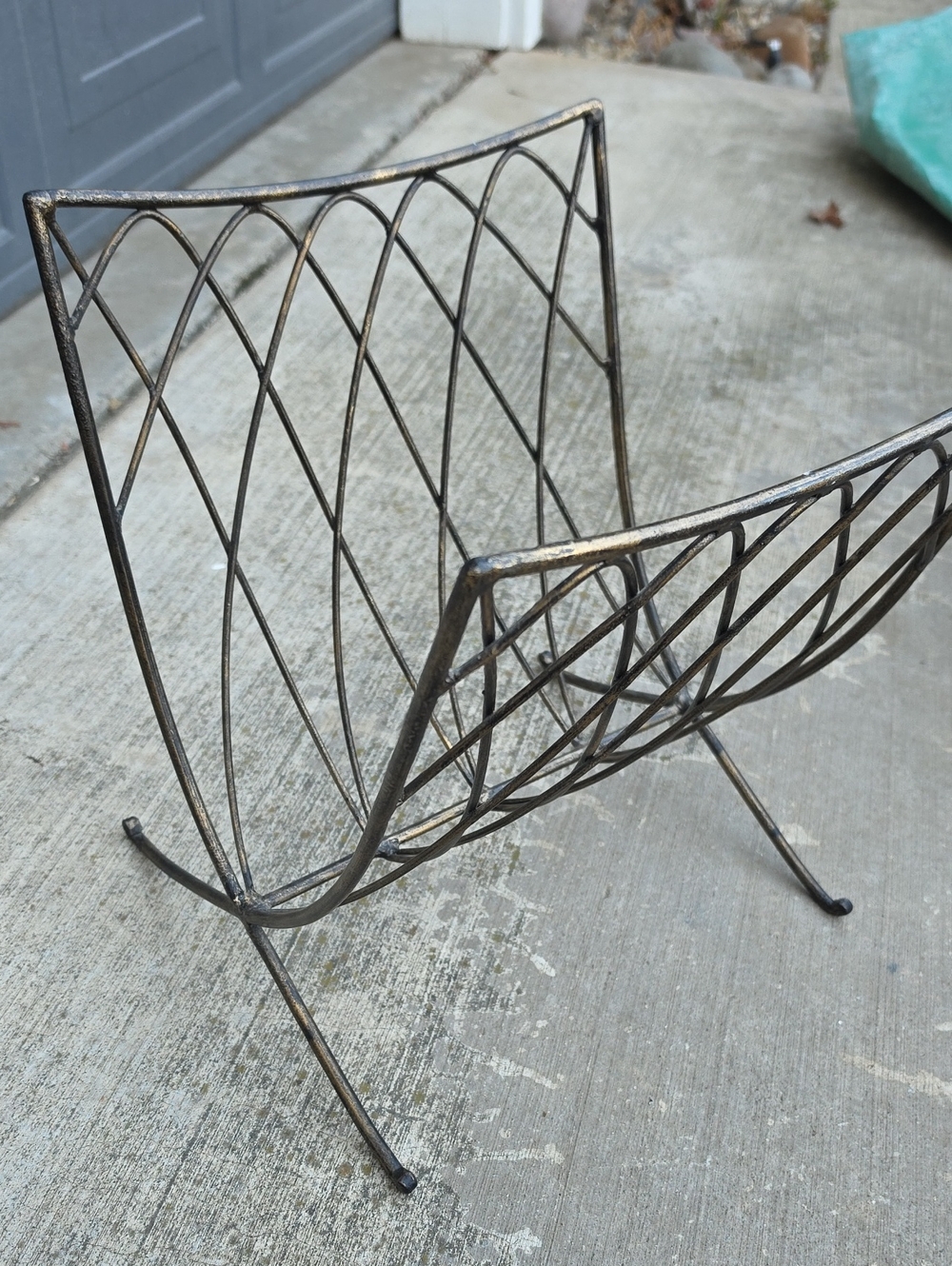 AWESOME MCM Metal Wire Magazine Rack - Black and Gold Finish